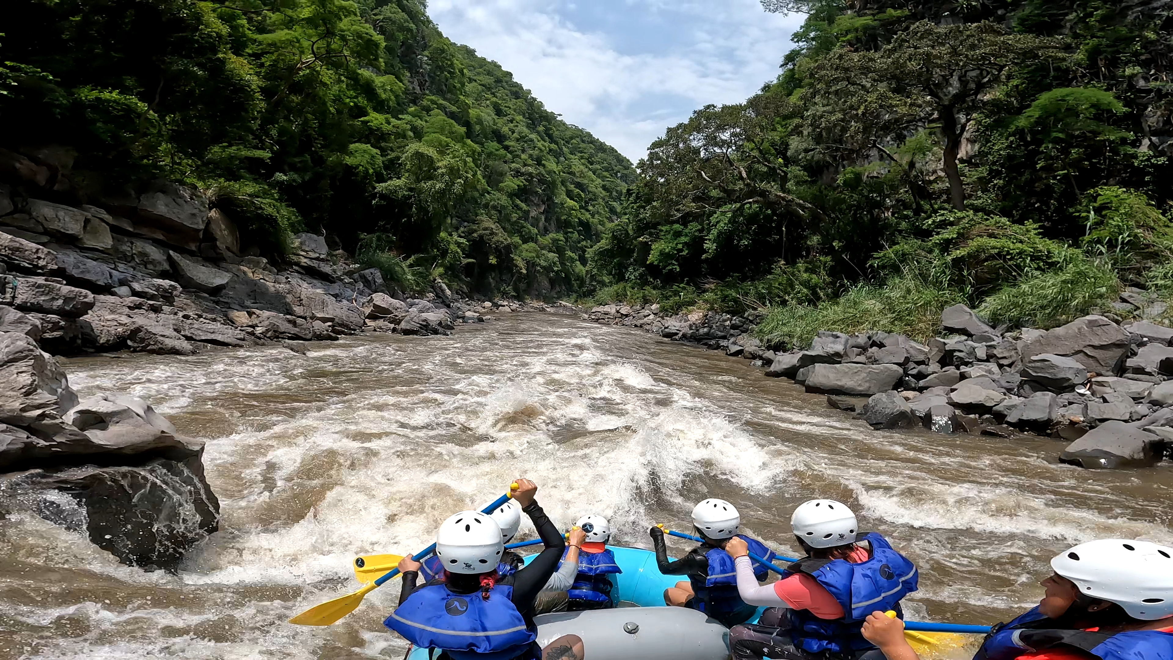 Personas practicando rafting en un río de Morelos