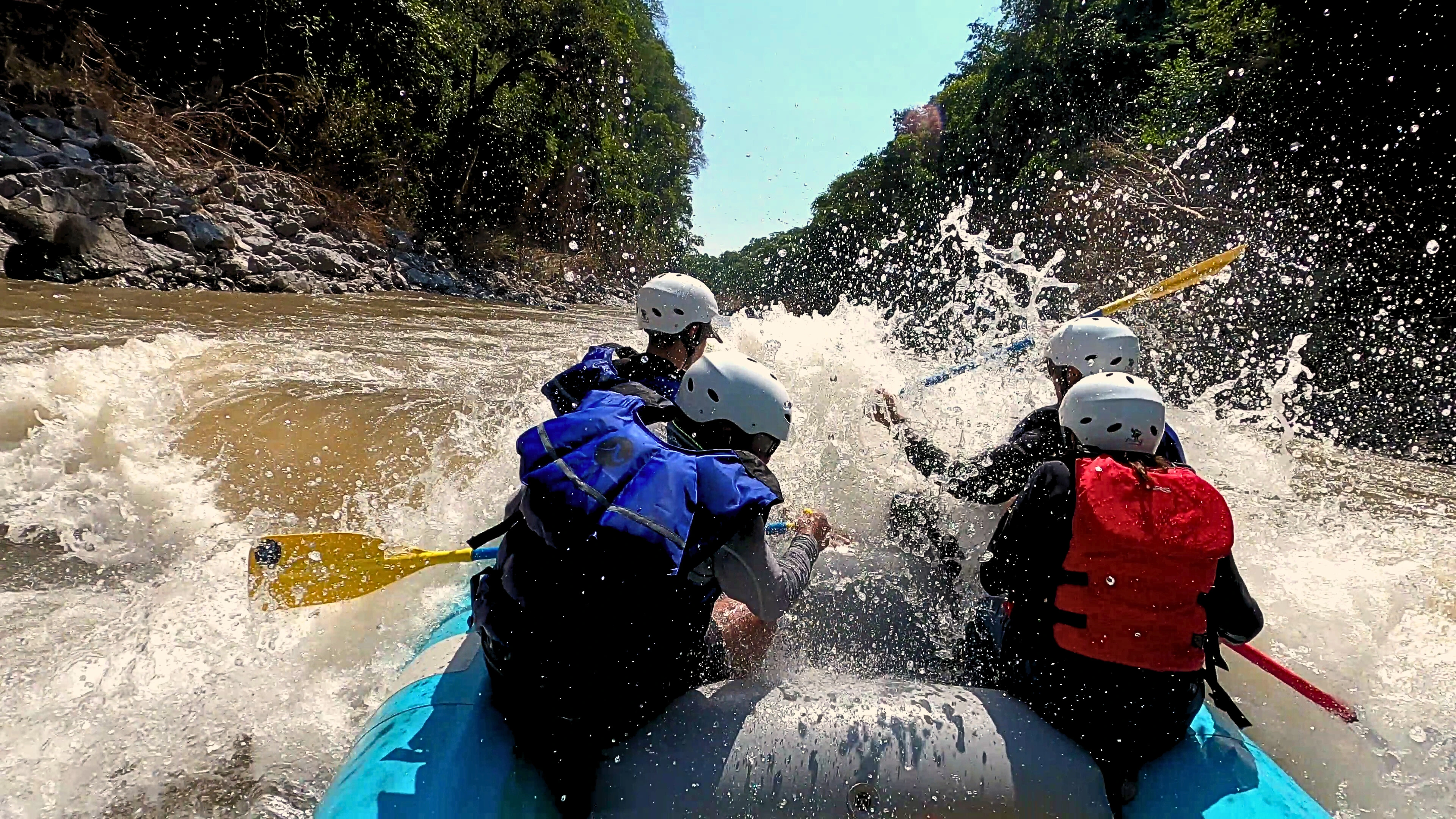 Rafting Amacuzac remando entre olas del río Amacuzac