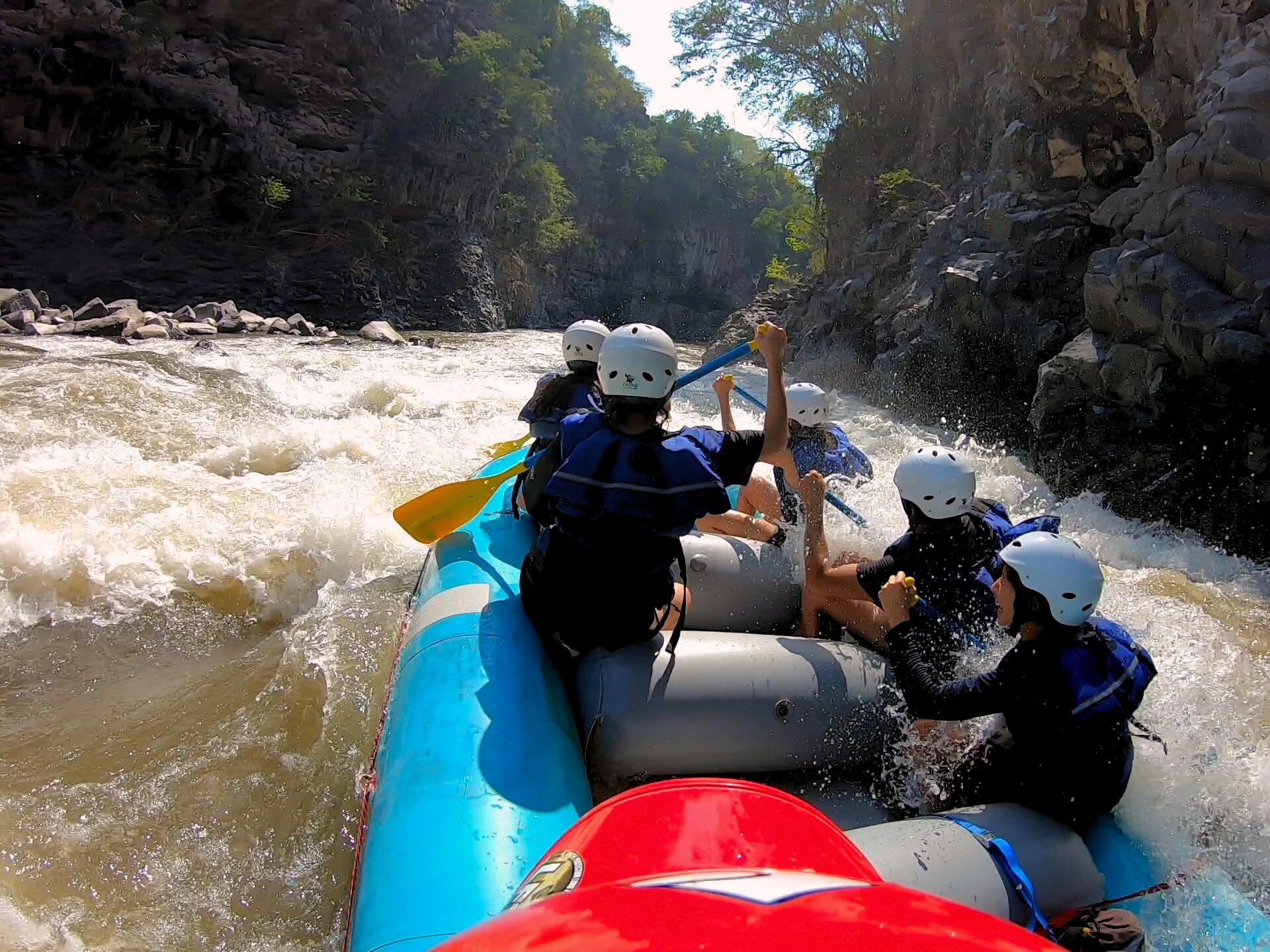 Un grupo de personas remando un rápido en Rafting Amacuzac
