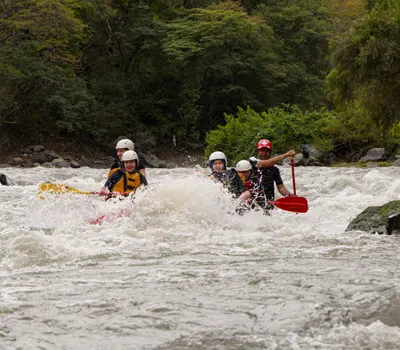 Un grupo de personas remando un rápido en Rafting Amacuzac