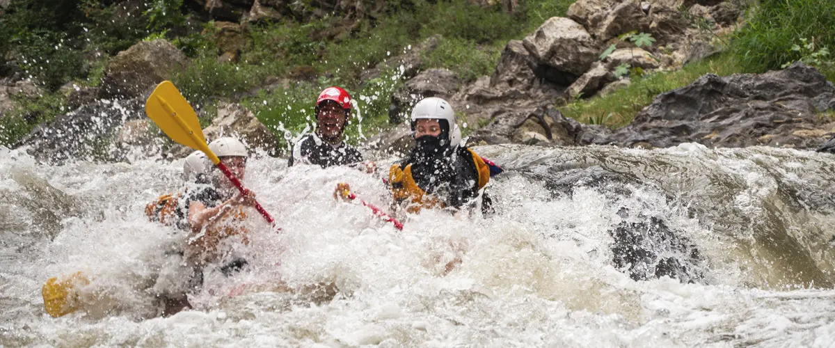 Familia practicando Rafting en el Amacuzac