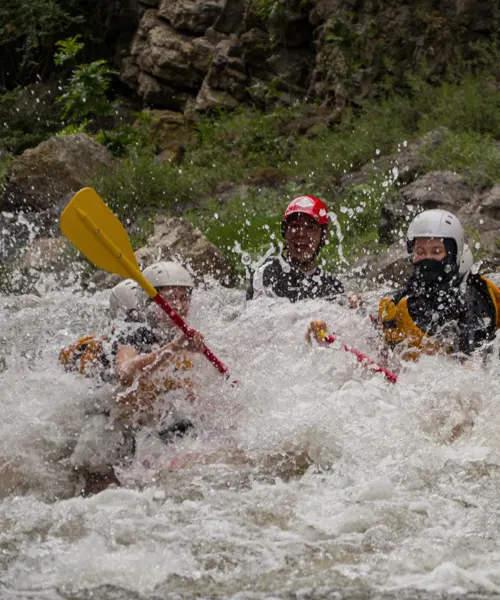 Un grupo de personas remando un rápido en Rafting Amacuzac