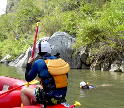 Un grupo de personas remando un rápido en Rafting Amacuzac