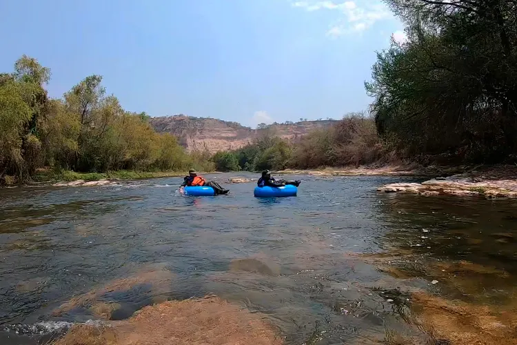 Navegando el Alto Amacuzac en tubing con Ríos Mexicanos