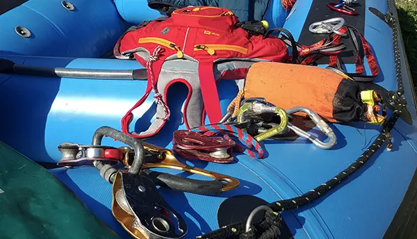 Niña sonriendo mientras disfruta flotar en el río con Ríos Mexicanos