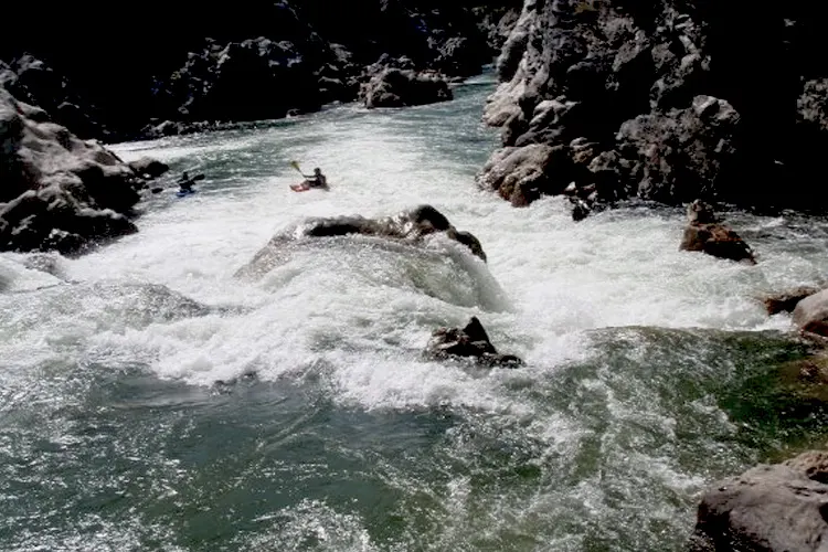 Balsa practicando rafting con Ríos Mexicanos