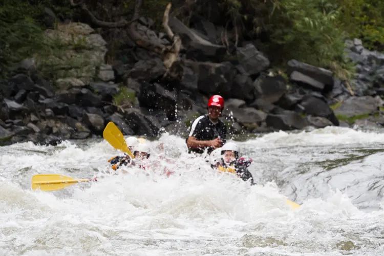 Varios practicando rafting con Expedición Amacuzac