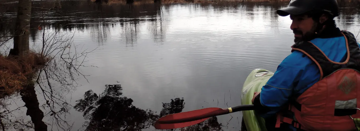 Un kayakero preparandose para entrar al río