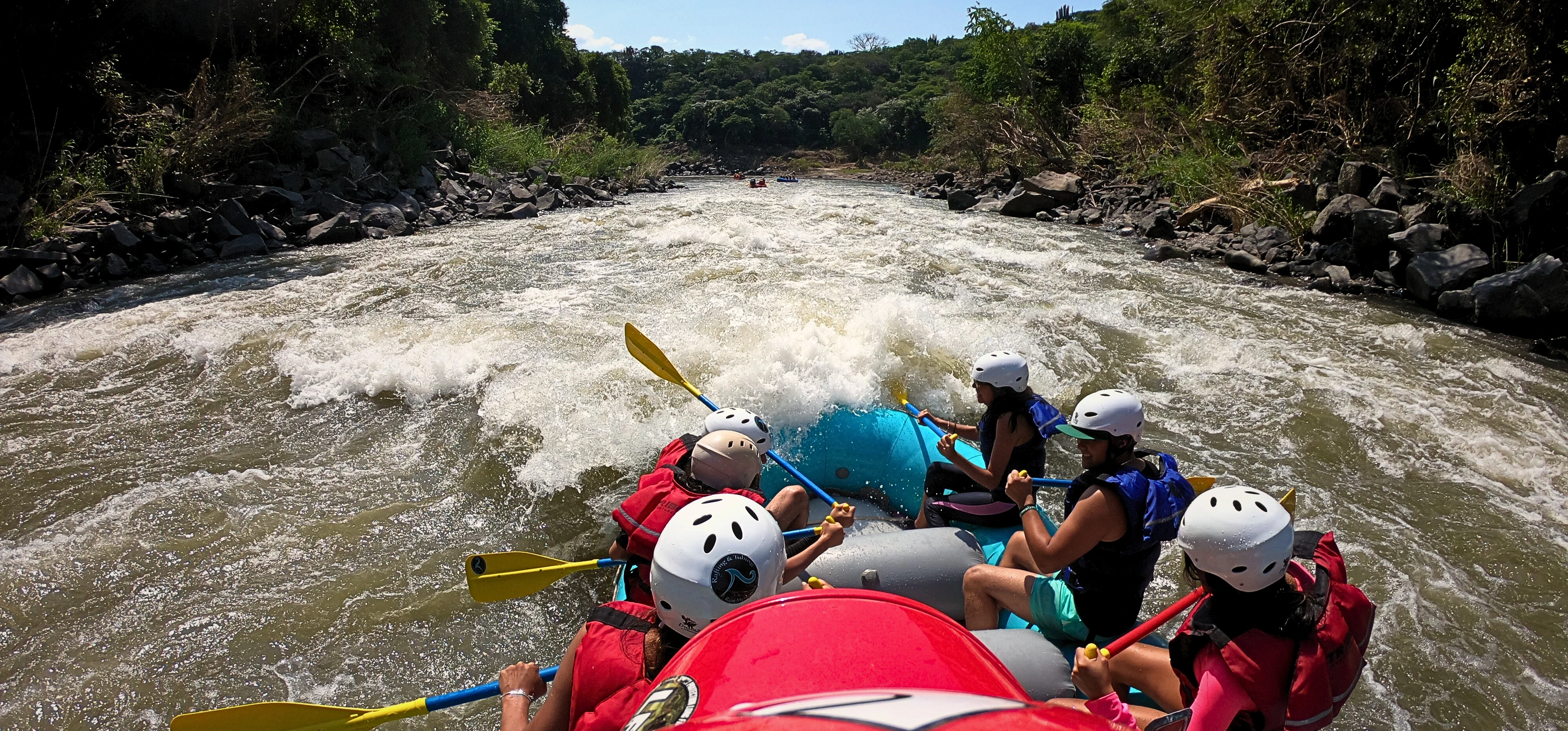 Personas practicando rafting en un río de Morelos