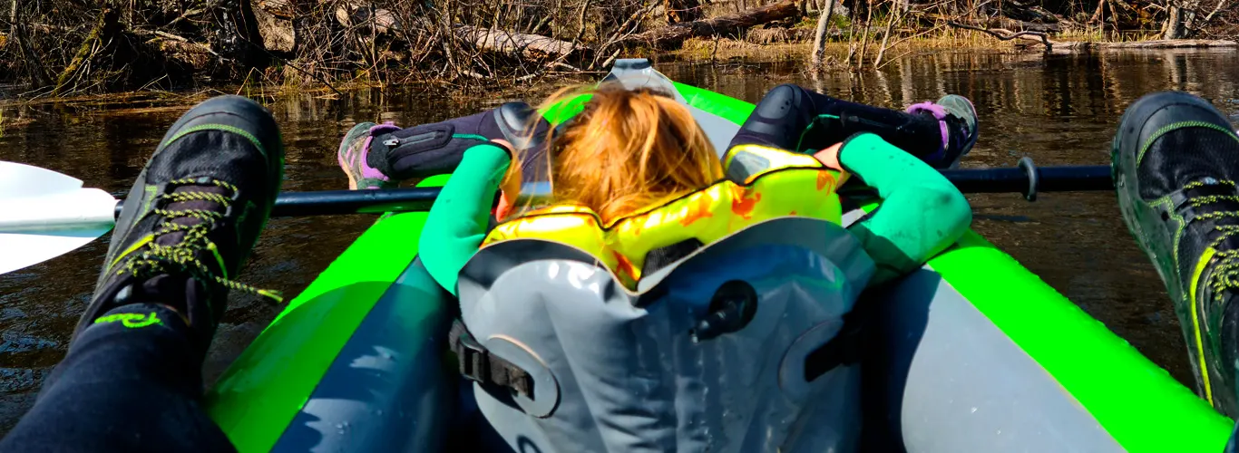 Una niña acostada en una kayak inflable disfrutando del río flontado tranquilamente con Ríos Mexicanos