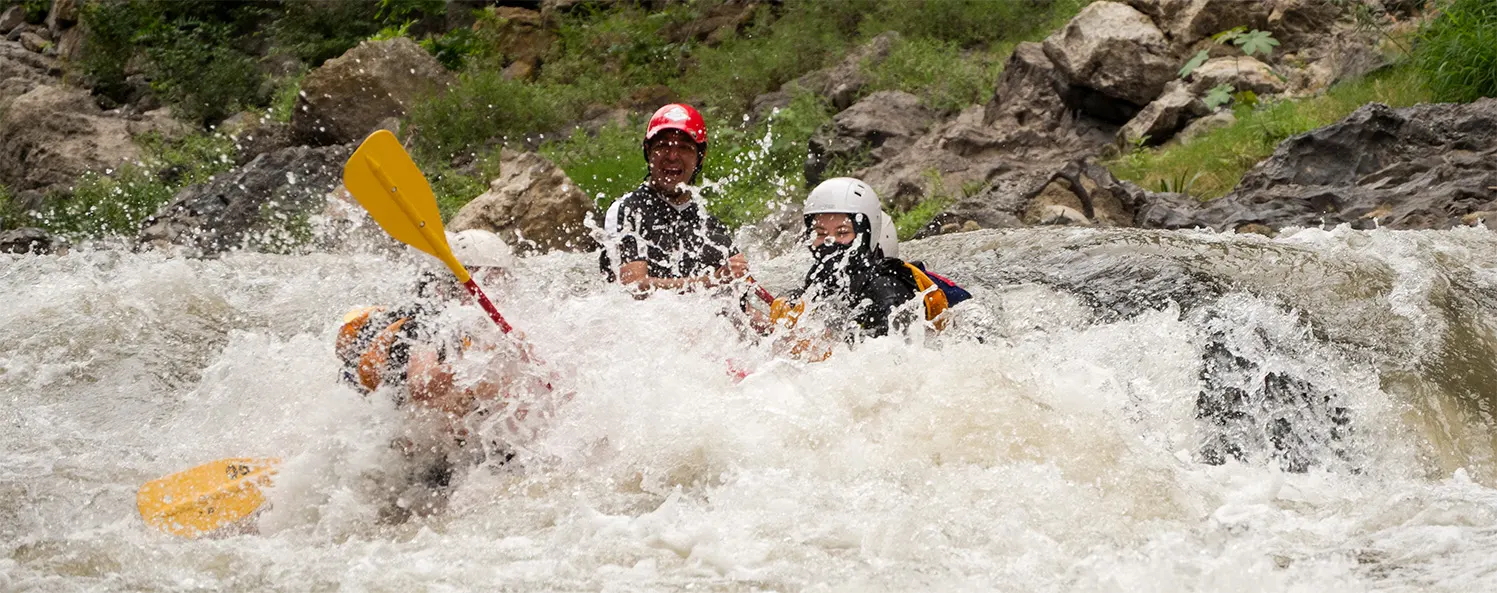 Rafting Amacuzac remando entre olas del río Amacuzac