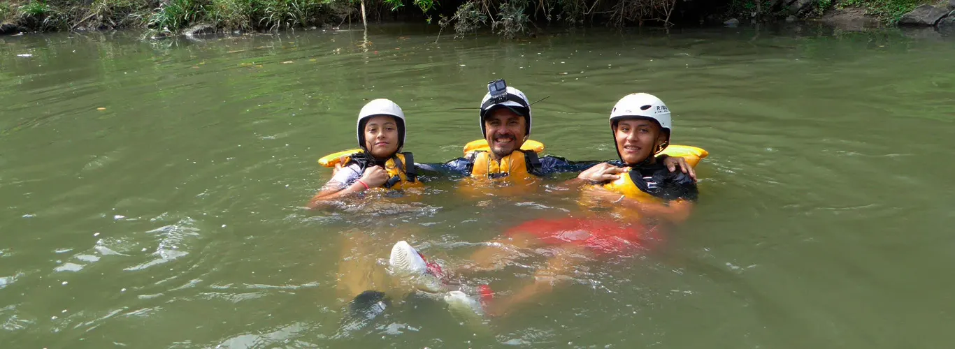 Una familia nadando en las aguas del río Amacuzac