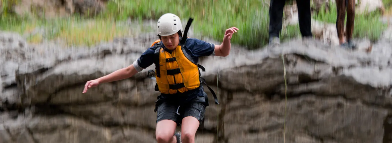 Un chico saltando en el recorrido Rafting Amacuzac de Ríos Mexicanos