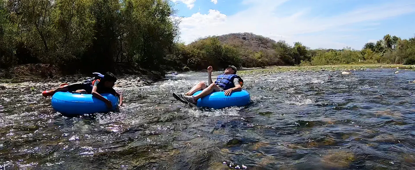 Amigos disfrutando del Tubing en el Alto Amacuzac