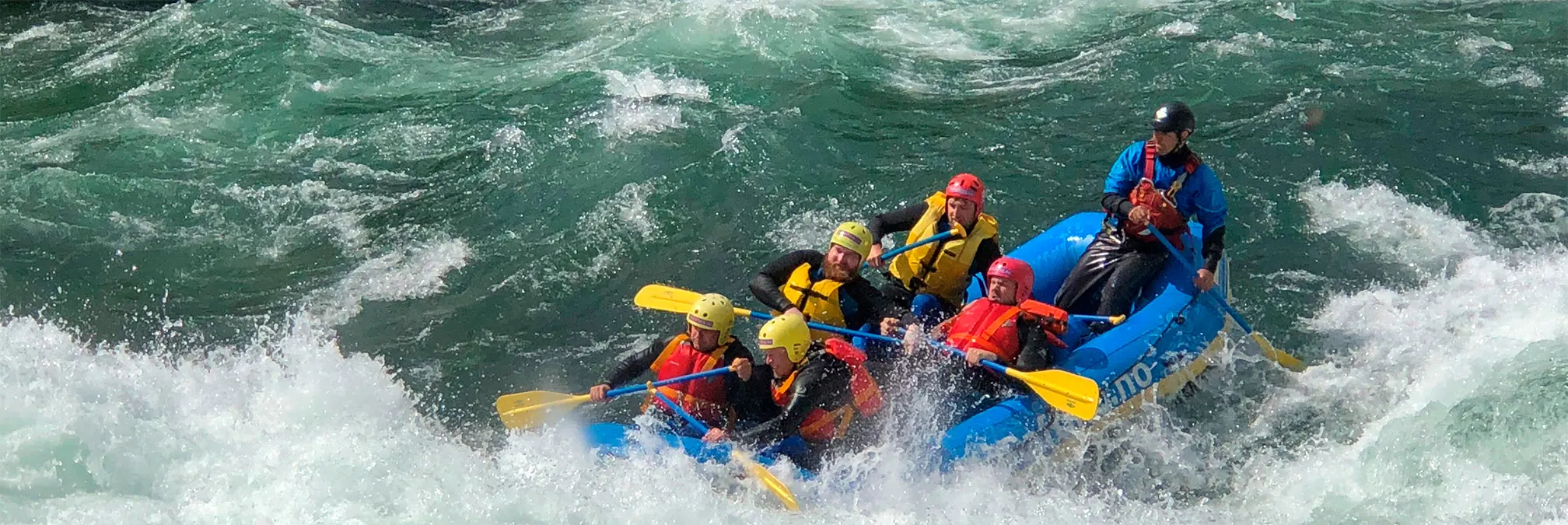 Grupo de personas sobre una balsa practicando Rafting Amacuzac con Ríos Mexicanos