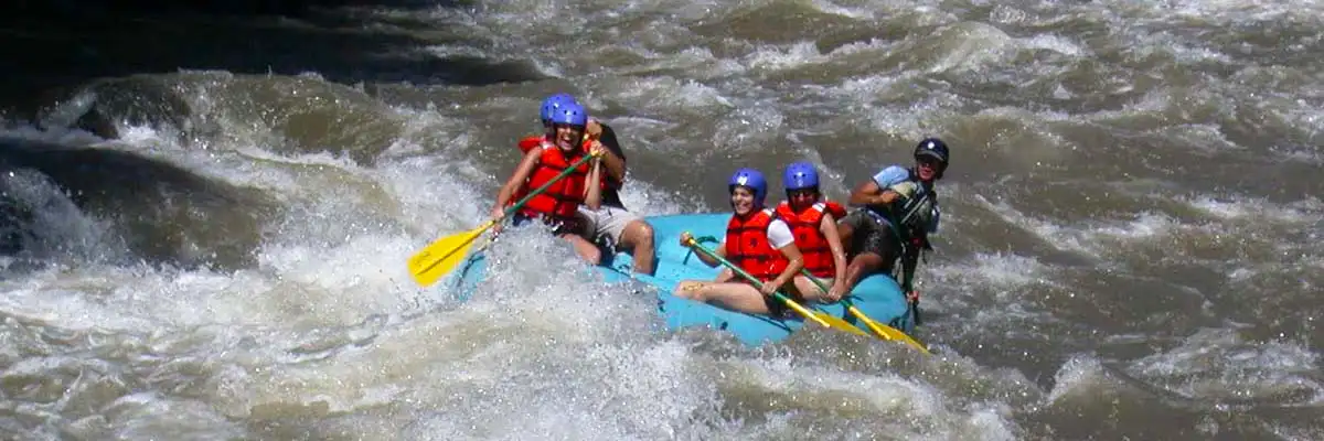 Grupo de personas practicando rafting en el río Amacuzac