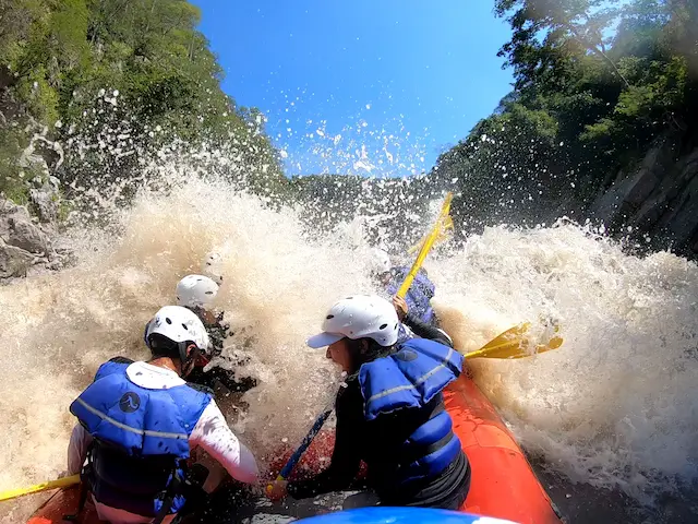 Familia practicando Rafting en el Amacuzac