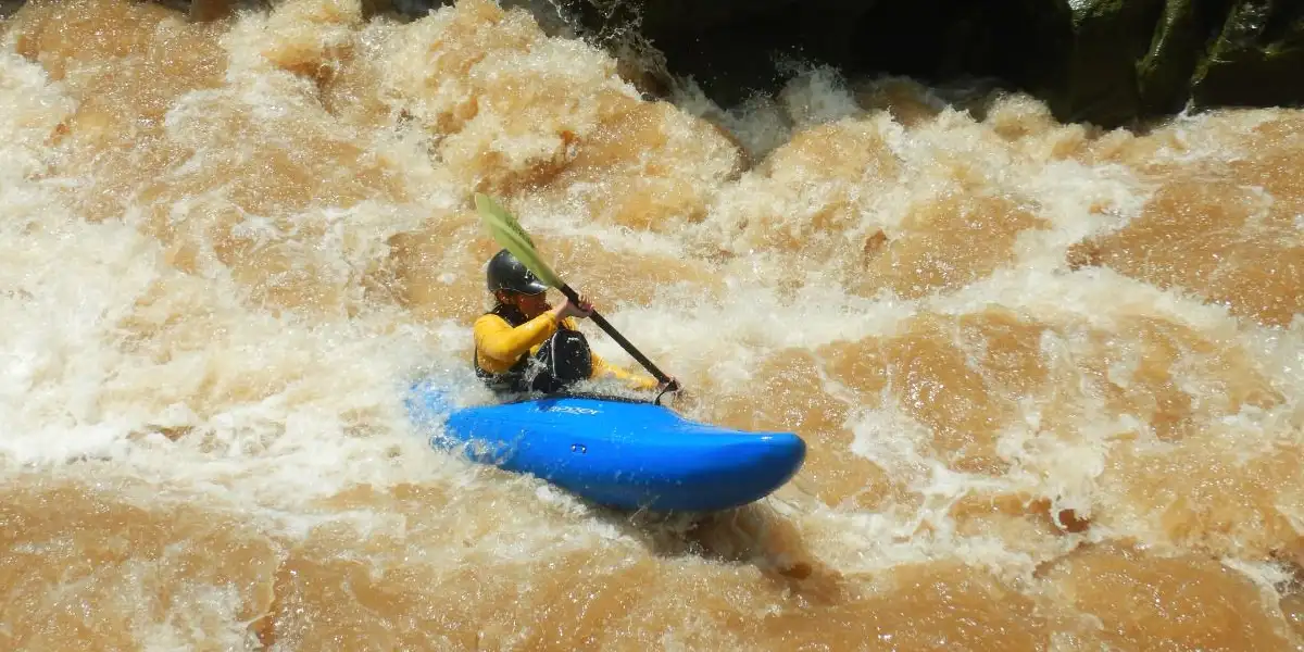 Una persona kayakeando un rápido en el río Amacuzac