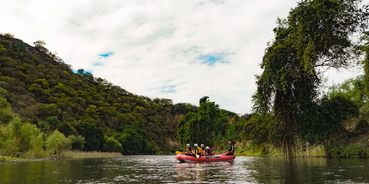 La balsa roja de Ríos Mexicanos en el río Amacuzac