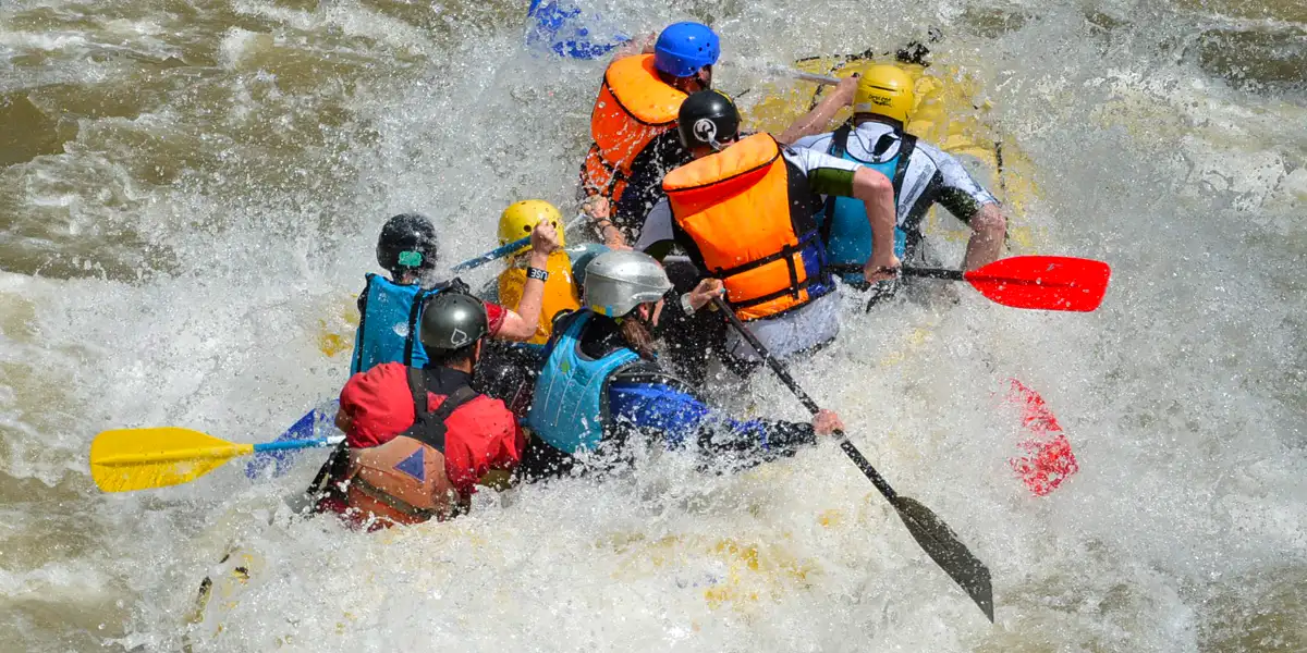 Una persona kayakeando un rápido en el río Amacuzac