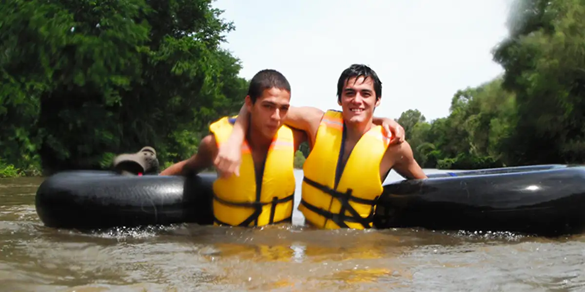 Dos personas disfrutando del Tubing con Ríos Mexicanos