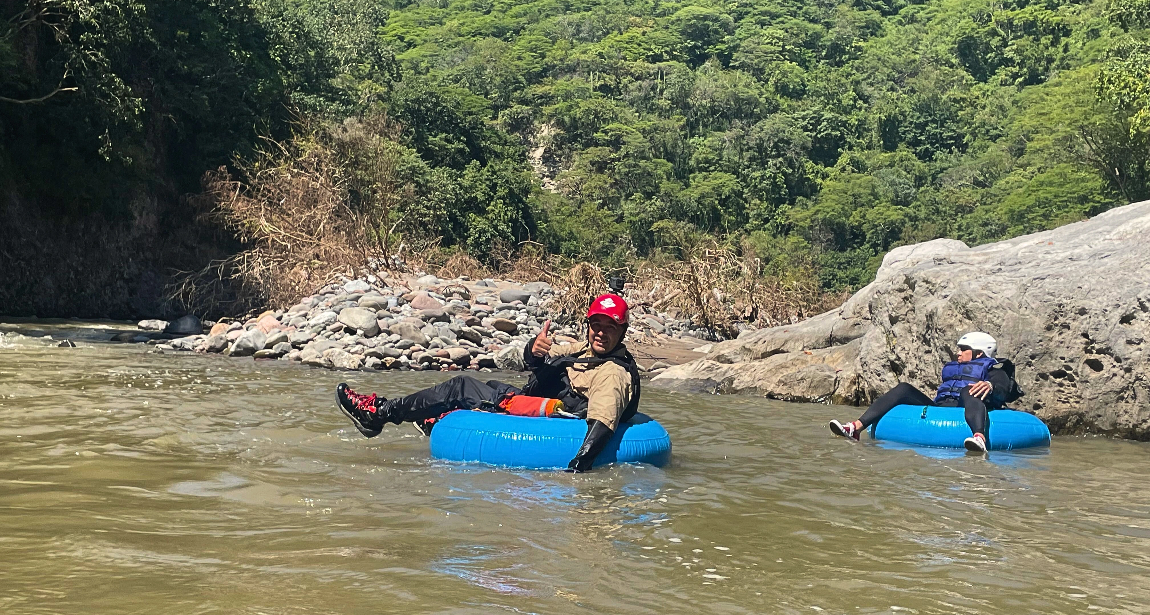 Un grupo de personas disfrutando del Tubing Amacuzac