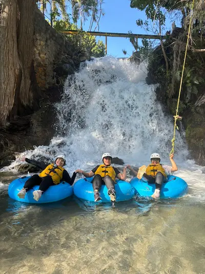 Un grupo de personas 
        navegando en Tubing en Morelosen el río Amacuzac