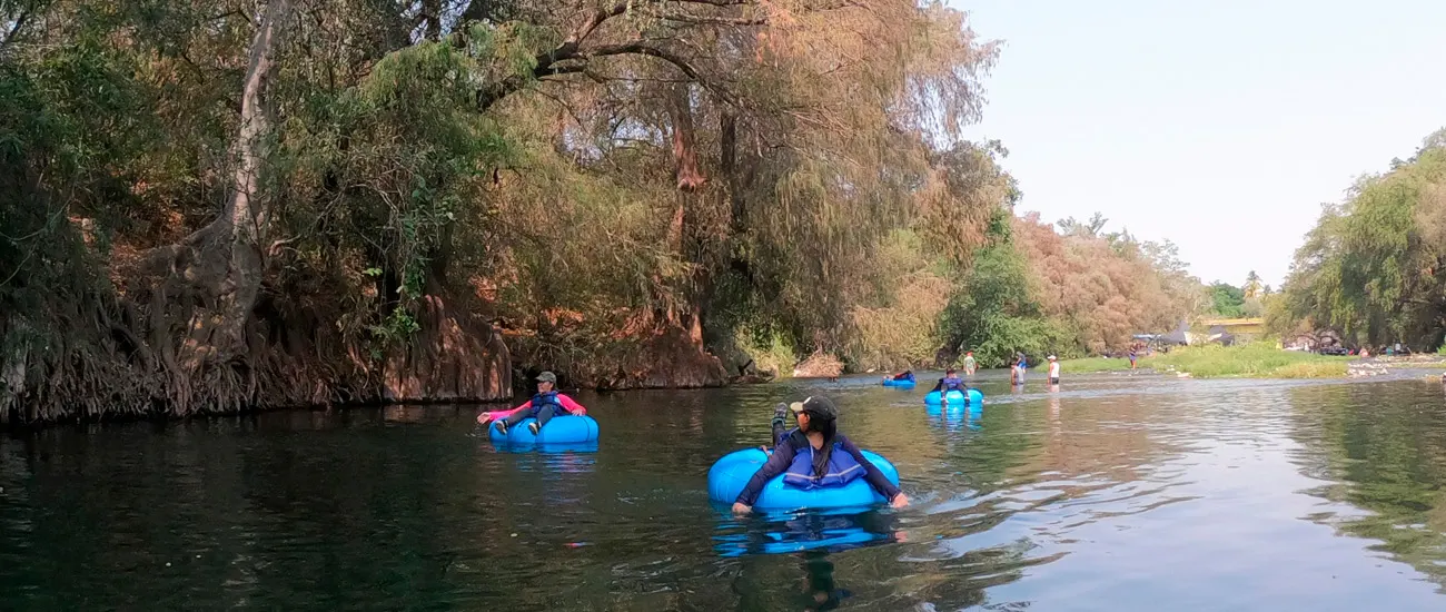 Personas disfrutando del Tubing Amacuzac con Ríos Mexicanos